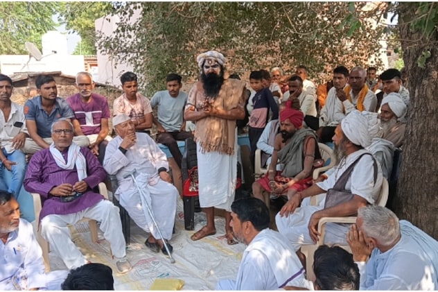 कालिया बाबा पहाड़ बचाओ आंदोलन में ग्रामीणों को जोड़ते हुए साधु संत. कालिया बाबा पहाड़ बचाओ आंदोलन में ग्रामीणों को जोड़ते हुए साधु संत.
