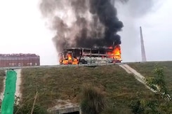 Uttar Pradesh: Bus Catches Fire On Purvanchal Expressway, All Passengers Safe Uttar Pradesh: Bus Catches Fire On Purvanchal Expressway, All Passengers Safe