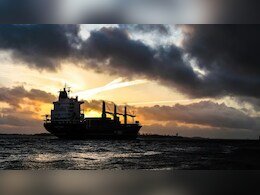 चमत्कार!  मालवाहक जहाज से समुद्र में गिरा नाविक, 24 घंटे बाद पाया गया जीवित