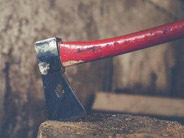 Crime : दगाबाज़ दोस्त ! जाम छलकाने के बाद कुल्हाड़ी से काट डाला गला