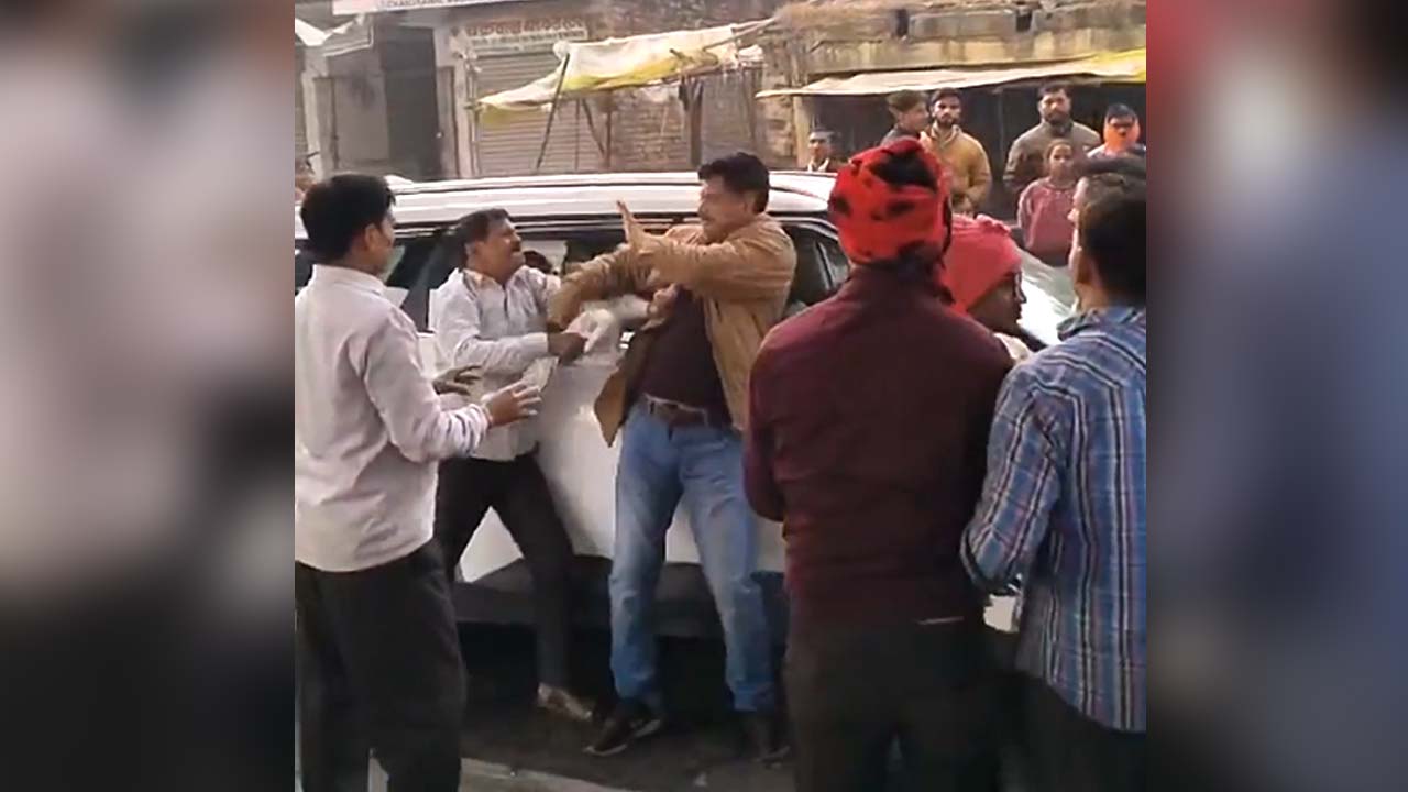 On Camera, Varanasi Cop Thrashed By Mob, His Family Waited Inside Car