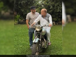 सलमान खान की पिता सलीम खान के साथ फोटो वायरल, जिस पर घूम कर बिताया बचपन उसी बाइक पर पोज करते दिखे भाईजान सलमान खान की पिता सलीम खान के साथ फोटो वायरल, जिस पर घूम कर बिताया बचपन उसी बाइक पर पोज करते दिखे भाईजान
