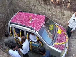Gujarat Family Honours 'Lucky' Car With Burial Ceremony, 1,500 People Attend Gujarat Family Honours 'Lucky' Car With Burial Ceremony, 1,500 People Attend