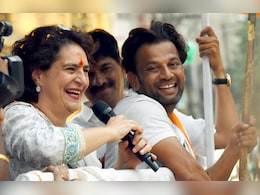 BJP Flags Waved At Priyanka Gandhi During Nagpur Roadshow. She Did This BJP Flags Waved At Priyanka Gandhi During Nagpur Roadshow. She Did This