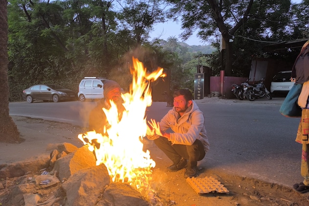 अलावा जलाकर ठंड से बचने की जद्दोजहद अलावा जलाकर ठंड से बचने की जद्दोजहद