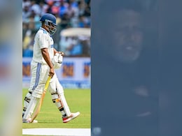 Sarfaraz Khan's Father Left In Sheer Disbelief As Son Departs For Second Duck In Three Tests Sarfaraz Khan's Father Left In Sheer Disbelief As Son Departs For Second Duck In Three Tests