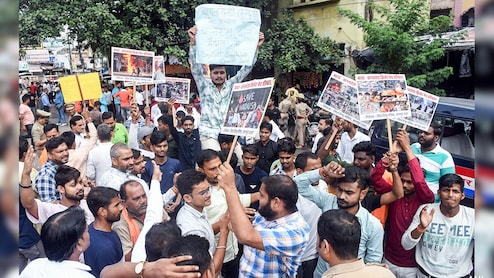 बांग्लादेश में हसीना और युनूस समर्थकों में खूनी संघर्ष, 4 की मौत, सेना ने सड़क पर उतारे टैंक