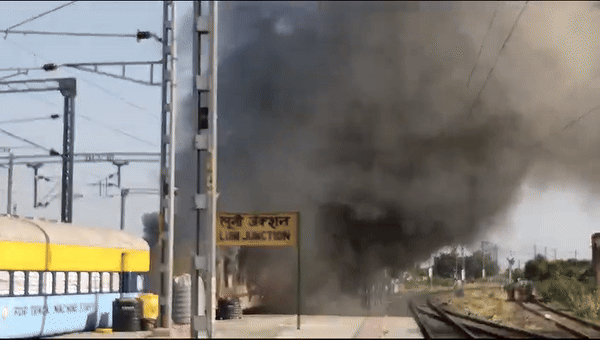 जोधपुर के लूणी रेलवे स्टेशन पर कोच में लगी भीषण आग, उदयपुर में चलती कार बनी आग का गोला