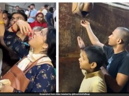 भिंतीमधून पडत होतं AC चं पाणी, चरणामृत समजून पिण्यासाठी झाली गर्दी, प्रसिद्ध मंदिरातील Video Viral