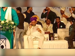 सोलापुर पुलिस ने AIMIM के राष्ट्रीय अध्यक्ष असदुद्दीन ओवैसी को मंच पर दिया नोटिस सोलापुर पुलिस ने AIMIM के राष्ट्रीय अध्यक्ष असदुद्दीन ओवैसी को मंच पर दिया नोटिस