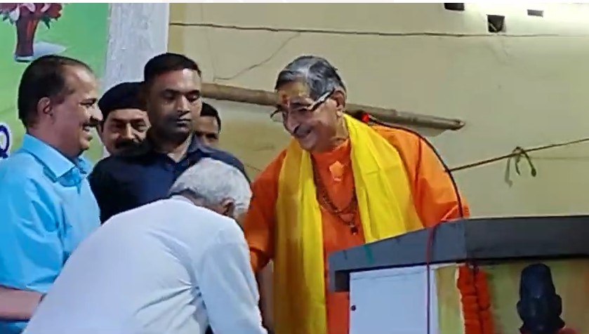 अपनी तारीफ सुन कुछ यूं खुश हुए सीएम नीतीश कुमार कि छू लिए BJP नेता के पैर, देखें वीडियो 