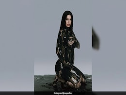 Megan Fox's Pregnancy Announcement Featured A Greased Up Glam Look Showcasing Her Baby Bump Megan Fox's Pregnancy Announcement Featured A Greased Up Glam Look Showcasing Her Baby Bump