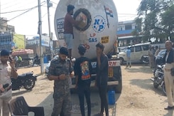 Liquor Seized From LPG Tanker In Muzaffarpur Liquor Seized From LPG Tanker In Muzaffarpur