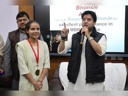 ज्योतिरादित्य सिंधिया के कार्यक्रम में मधुमक्खियों का हमला, सुरक्षाकर्मियों ने केंद्रीय मंत्री को सुरक्षित निकाला