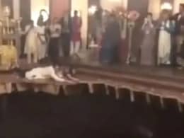 डांस करते-करते हुआ हादसा, खिसकी जमीन और धरती में समा गए बाराती, फिर कैमरामैन ने किया कुछ ऐसा, लोग बोले- भाई अपना कमाल है डांस करते-करते हुआ हादसा, खिसकी जमीन और धरती में समा गए बाराती, फिर कैमरामैन ने किया कुछ ऐसा, लोग बोले- भाई अपना कमाल है