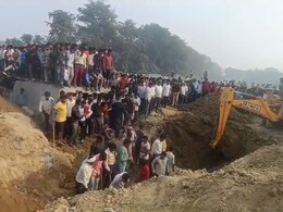 UP के कासगंज में दर्दनाक हादसा! घर लीपने के लिए मिट्टी खोदने गई थीं महिलाएं, 4 की मौत, कई गंभीर UP के कासगंज में दर्दनाक हादसा! घर लीपने के लिए मिट्टी खोदने गई थीं महिलाएं, 4 की मौत, कई गंभीर