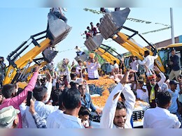 Rajasthan Politics: हनुमान पर बुलडोजर से बरसाए फूल, कनिका की सभा में राजस्थानी गाने पर थिरके युवा&nbsp;