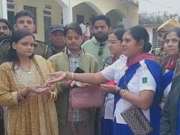 Rajasthan: ईमानदारी की बेहतरीन मिसाल बनी करौली की महिला शिक्षिका, 10 लाख के जेवरों से भरा पर्स लौटाया