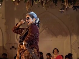 जब 'ससुराल गेंदा फूल' पर सासू मां ने लगाए जमकर ठुमके, बहुरानी भी देख रह गई हैरान जब 'ससुराल गेंदा फूल' पर सासू मां ने लगाए जमकर ठुमके, बहुरानी भी देख रह गई हैरान