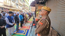 विवाद के बाद अजमेर दरगाह में कड़ी सुरक्षा के बीच जुम्मे की नमाज, धर्मगुरु बोलें- आप कुछ भी लिखे इससे हमें क्या?
