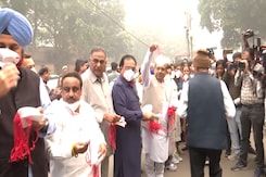 BJP Distributes Masks In Delhi As Air Pollution Crisis Deepens BJP Distributes Masks In Delhi As Air Pollution Crisis Deepens