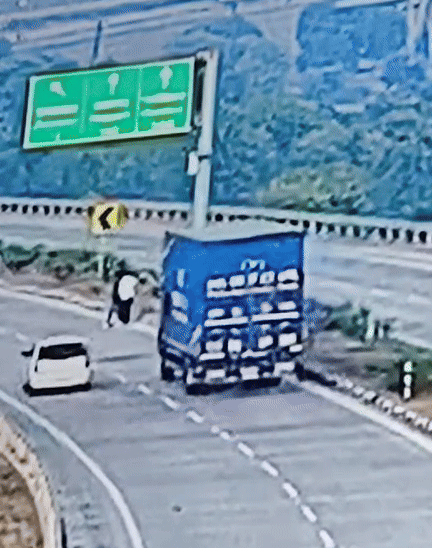 झालावाड़ में हिट एंड रन का मामला, हाईवे किनारे खड़े 2 दोस्तों को ट्रक ने कुचला; सीसीटीवी फुटेज आया सामने