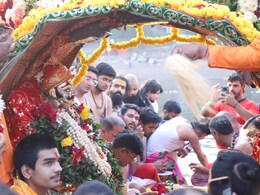 धूमधाम से निकली चंद्रमोलेश्वर स्वरुप में बाबा महाकाल की सवारी, चांदी की पालकी में सवार होकर जाना प्रजा का हाल धूमधाम से निकली चंद्रमोलेश्वर स्वरुप में बाबा महाकाल की सवारी, चांदी की पालकी में सवार होकर जाना प्रजा का हाल