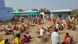 ब्रज की अनूठी प्रथाः 10 हजार साधु-संतों के लिए एक ही परिवार की 40 महिलाएं चूल्हे पर पकाती है खाना