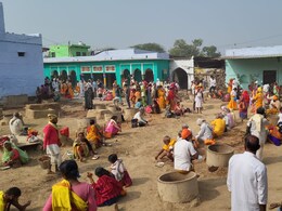 ब्रज की अनूठी प्रथाः 10 हजार साधु-संतों के लिए एक ही परिवार की 40 महिलाएं चूल्हे पर पकाती है खाना ब्रज की अनूठी प्रथाः 10 हजार साधु-संतों के लिए एक ही परिवार की 40 महिलाएं चूल्हे पर पकाती है खाना