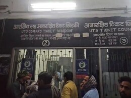 Railways: रेलवे स्टेशन पर बुकिंग करने वाले क्लर्क की मनमानी और दुर्व्यवहार का मामला आया सामने, आए दिन यात्री हो रहे परेशान