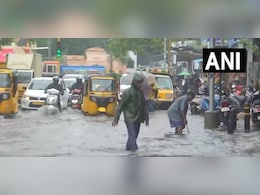 दिल्ली में प्रदूषण से बुरा हाल, चेन्नई में हो रही झमाझम बारिश, देखें VIDEO