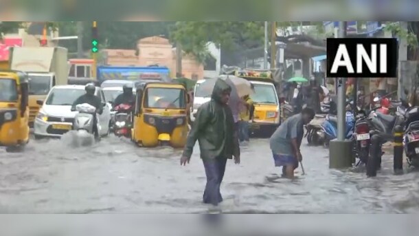 दिल्ली में प्रदूषण से बुरा हाल, चेन्नई में हो रही झमाझम बारिश, देखें VIDEO