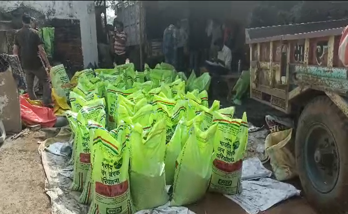 किसान भाई नकली खाद से सावधान! यहां पुलिस ने फर्जी DAP फैक्ट्री का किया भंडाफोड़