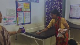 खून से लथपथ पति ने तोड़ा दम, अस्पताल प्रबंधन ने गर्भवती पत्नी से साफ कराया बेड, डॉक्टर ने क्या दी सफाई?