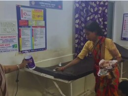 खून से लथपथ पति ने तोड़ा दम, अस्पताल प्रबंधन ने गर्भवती पत्नी से साफ कराया बेड, डॉक्टर ने क्या दी सफाई?