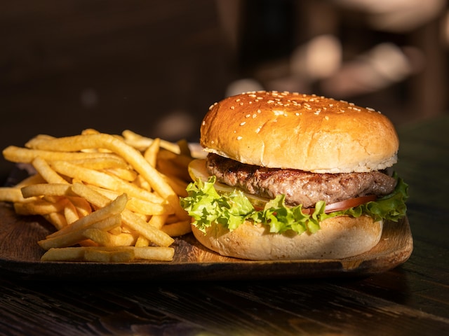 अनहेल्दी कार्ब्स कौन से हैं? डॉक्टर ने बताया प्रोटीन, कार्ब्स और फैट कितनी मात्रा में लें...