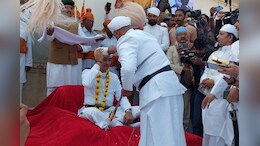 Rajasthan: &nbsp;व&zwj;िश्&zwj;वराज स&zwj;िंह मेवाड़ का खून से राजतिलक की रस्&zwj;म हुई, 21 तोपों की सलामी; चित्तौड़गढ़ किले में दस्तूर कार्यक्रम