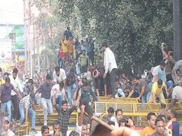 अचानक हो गया हल्ला और बैरिकेड तोड़ने लगी हजारों छात्रों की भीड़, जानें प्रयागराज में आज हुआ क्या अचानक हो गया हल्ला और बैरिकेड तोड़ने लगी हजारों छात्रों की भीड़, जानें प्रयागराज में आज हुआ क्या
