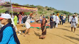 Govardhan Puja 2024: गोवर्धन पूजा पर बृज में उमड़ी भक्तों की भीड़, गिरिराजजी की परिक्रमा करने पहुंचे श्रद्धालु
