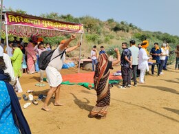 Govardhan Puja 2024: गोवर्धन पूजा पर बृज में उमड़ी भक्तों की भीड़, गिरिराजजी की परिक्रमा करने पहुंचे श्रद्धालु