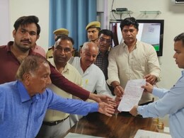 'DM साहब! गांव की सड़क टूटी है, बनवा दीजिए', खून से लिखी चिट्ठी लेकर कलेक्ट्रेट पहुंचे ग्रामीण