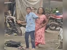 स्कूल जाते-जाते रास्ते में Shahrukh Khan बन रहा था लड़का, तभी पीछे से आई मम्मी ने बजा दी चप्पल, लोगों ने पूछा- मिल गया फिल्मफेयर स्कूल जाते-जाते रास्ते में Shahrukh Khan बन रहा था लड़का, तभी पीछे से आई मम्मी ने बजा दी चप्पल, लोगों ने पूछा- मिल गया फिल्मफेयर