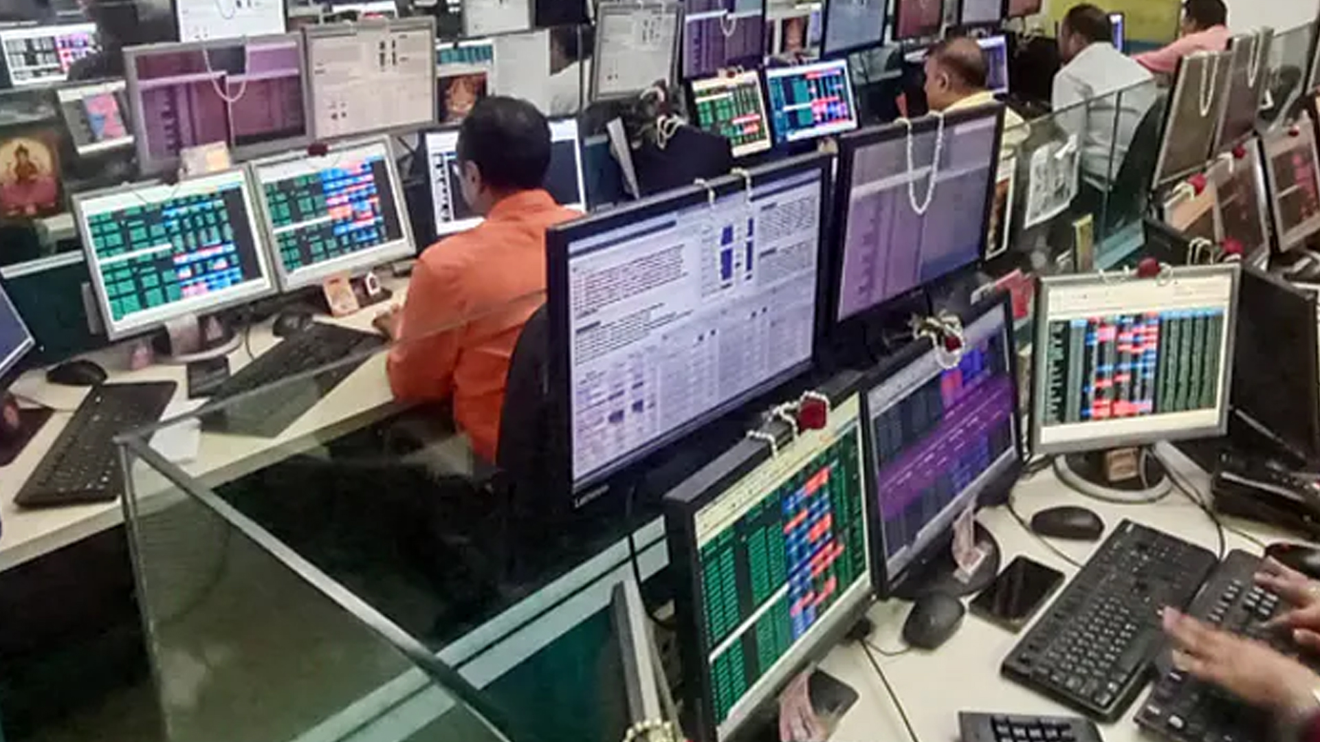 Market Crashes Ahead Of US Polls, Slides Over 1,000 Points