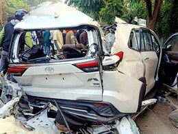 देहरादून में इनोवा और कंटेनर की ऐसी दिल दहला देने वाली टक्कर, कटकर अलग हो गई लड़की की गर्दन देहरादून में इनोवा और कंटेनर की ऐसी दिल दहला देने वाली टक्कर, कटकर अलग हो गई लड़की की गर्दन