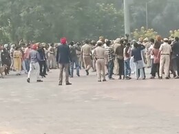 पंजाब यूनिवर्सिटी में छात्रों पर लाठीचार्ज, वीसी के घर का घेराव करने जा रहे थे पंजाब यूनिवर्सिटी में छात्रों पर लाठीचार्ज, वीसी के घर का घेराव करने जा रहे थे