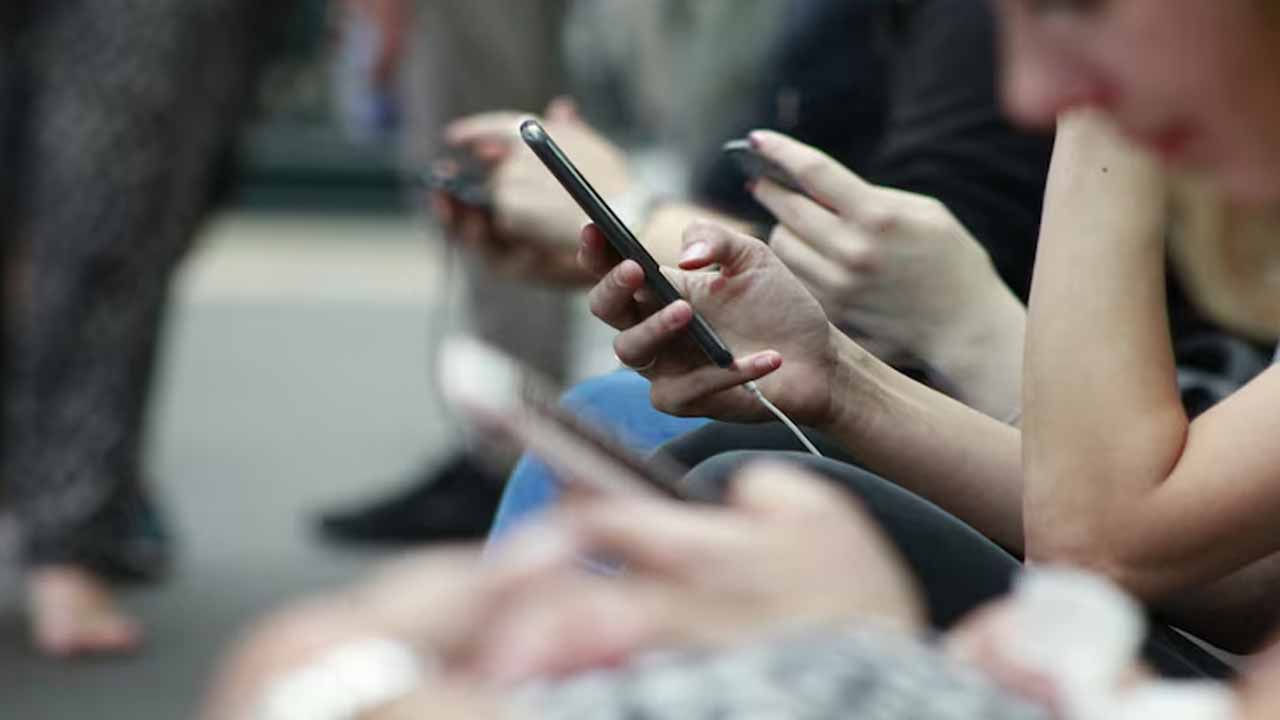 Australia Passes Landmark Order Banning Social Media For Under-16s