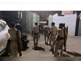 बिहार में छापेमारी करने गई पुलिस टीम पर शराब तस्करों ने किया हमला, तीन जवान घायल बिहार में छापेमारी करने गई पुलिस टीम पर शराब तस्करों ने किया हमला, तीन जवान घायल