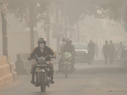 दिल्ली-NCR में सांसों का संकट, कई इलाकों में AQI 400 के पार दिल्ली-NCR में सांसों का संकट, कई इलाकों में AQI 400 के पार