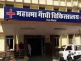 Rajasthan: बांसवाड़ा के एमजी अस्पताल में लाखों का फर्जीवाड़ा आया सामने, एक महीने से बाहर से खरीदी जा रही है ऑक्सीजन Rajasthan: बांसवाड़ा के एमजी अस्पताल में लाखों का फर्जीवाड़ा आया सामने, एक महीने से बाहर से खरीदी जा रही है ऑक्सीजन