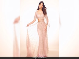 Suhana Khan Spread Diwali Cheer In A Blush Falguni Shane Peacock Beaded <i>Saree</i> Suhana Khan Spread Diwali Cheer In A Blush Falguni Shane Peacock Beaded <i>Saree</i>